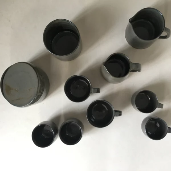 ensemble-mugs-pichets-grès-émail-mer-du-nord-pascaline-bostyn-céramique